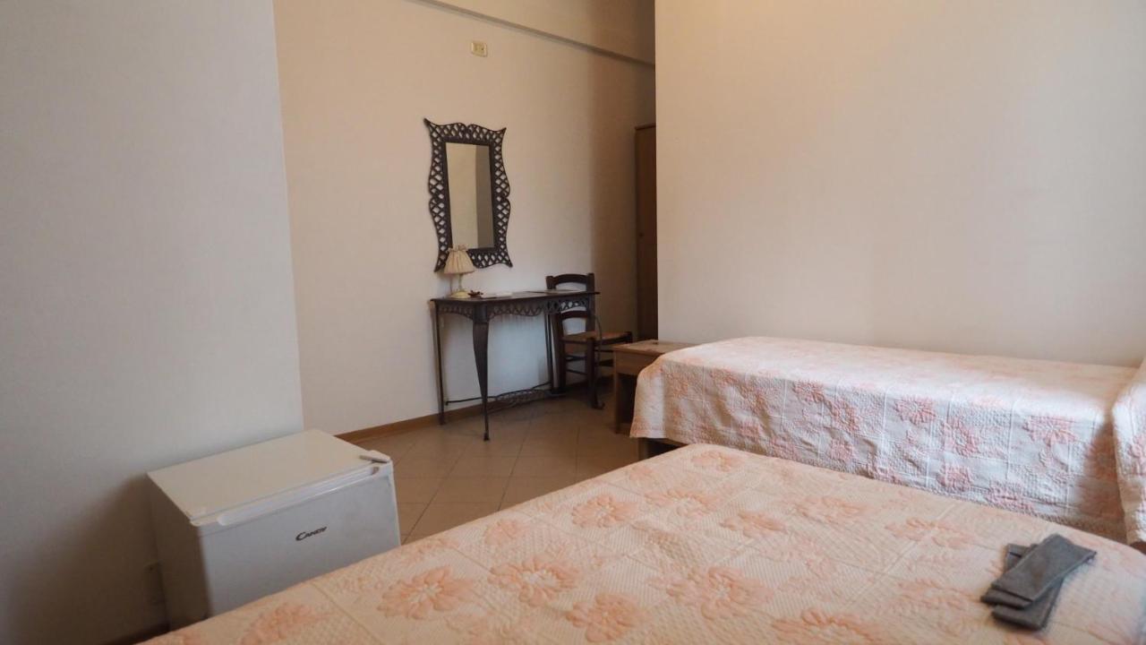 Residenza Pitigliano Gens Petilia - Nuova Gestione Otel Dış mekan fotoğraf