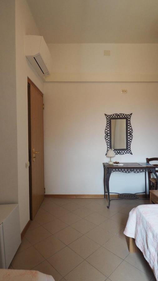 Residenza Pitigliano Gens Petilia - Nuova Gestione Otel Dış mekan fotoğraf
